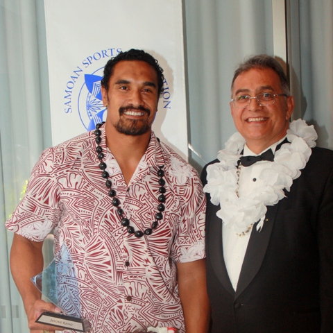 Overall Winner Jerome Kaino with Sponsor Ed Johnston at the 2011 Samoan Sports Awards.